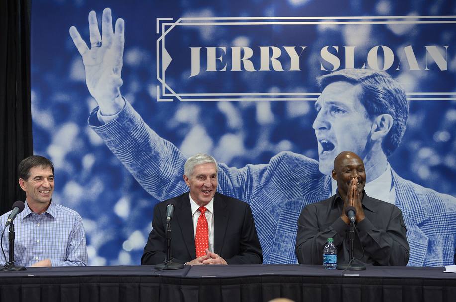 Jerry Sloan al centro, tra John Stockton e Karl Malone, durante la conferenza stampa (Ap)